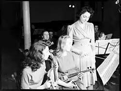 Ethel Stark donne des instructions à deux violonistes en 1942
