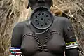 Plateau labial et scarification (femme de la vallée de l'Omo, Éthiopie).