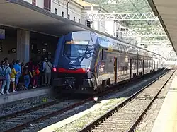 ETR 521 «&nbsp;Rock&nbsp;» à quai en gare de La Spezia Centrale. Il assure un train Regionale de La Spezia Migliarina à Levanto.