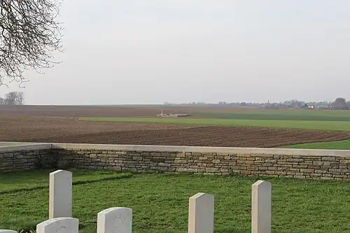 Vue sur le cimetière militaire Cinq Points de Léchelle.