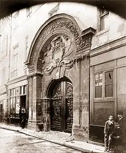 L'hôtel de Chalon-Luxembourg au no&nbsp;26 de la rue, vers 1910 (photographie d'Eugène Atget).