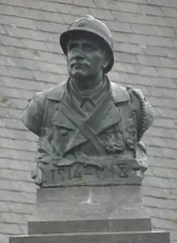 Buste de poilu par Eugène Bénet, datant de 1920, sur le monument aux morts