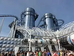 L'attraction, la station Mir, et la file d'attente.