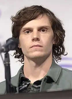 Evan Peters interprète Ralph.