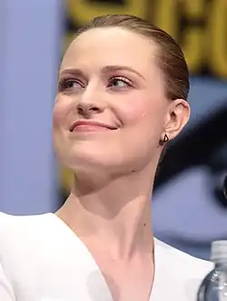 Evan Rachel Wood interprète Dolores Abernathy.