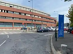 Le bâtiment des premiers cycles.