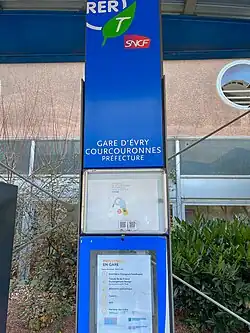 « Gare d'Évry Courcouronnes Préfecture », à l'entrée Parking Sabatier, en 2020.