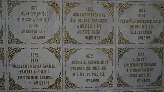 Ex-voto dans l'abside de la chapelle.