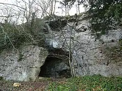 La grotte de l'Église dans la falaise des Roches enchantées.