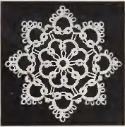 photo d’une dentelle en forme de flocon, en fil blanc sur fond noir