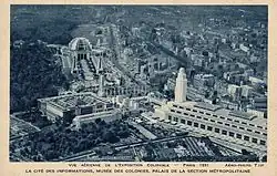 Vue aérienne des bâtiments de la section métropolitaine de l'exposition coloniale de Paris en 1931