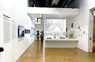 Vue d'ensemble de l'exposition : "Roland Moreno. Du désordre créatif à l'invention de la carte à puce" (Musée national d'Art moderne, Paris, 2024). Y ont notamment été exposés les prototypes historiques de la toute première carte à puce et de son terminal de paiement, inventés et construits par Roland Moreno en 1974.