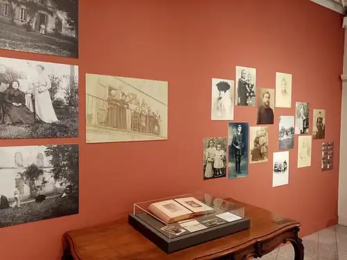 Photographies de la famille de Jean Jaurès, à la campagne, lors de l'exposition "Jaurès intime" en mars 2024.
