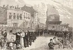 Une procession de religieux marche dans la rue sous la surveillance des forces de l'ordre tandis que la foule leur prodigue des marques de respect et de soutien.