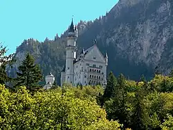 Vue extérieure en contre-plongée du château de Neuschwanstein.