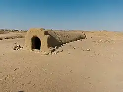Extérieur de la tombe, sur le site d'El-Kourrou