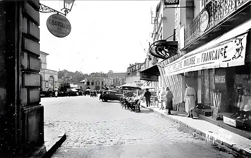 Extrémité sud de la rue Dominique-de-Gourgues dans l'entre-deux-guerres donnant sur la place Georges-Clemenceau (l'actuelle place Charles-de-Gaulle)