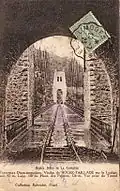 Carte postale ancienne du viaduc vu depuis le tunnel et portant alors la voie ferroviaire du Transcorrézien. Il y est nommé viaduc de Roche-Taillade.