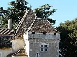 La tour à faux mâchicoulis, accolée au pavillon ouest.