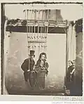 Félix Nadar, Autoportrait avec Ernestine en nacelle dans l’atelier du boulevard des Capucines, vers 1862.