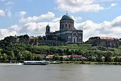 La cathédrale Saint-Adalbert d'Esztergom, vue du Danube.