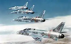 Quatre F-100C de l'US Air Force en vol en formation.