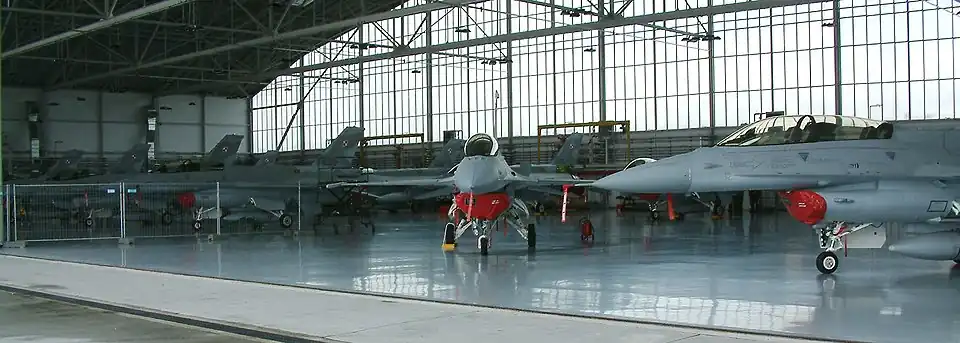 Des F-16 C/Ds sous hangar.