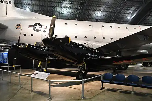 Un F-82G Twin Mustang au National Museum of the United States Air Force, à Dayton (Ohio), devant un C-124 Globemaster II.