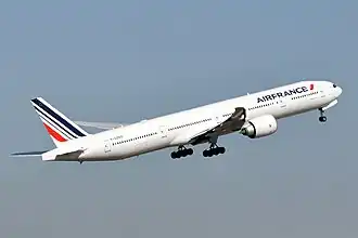 Un Boeing 777-328ER de la compagnie française Air France au moment du décollage.