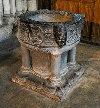 Fonts baptismaux du XIIe&nbsp;siècle.