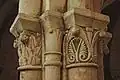 Chapiteaux romans à motifs végétaux.