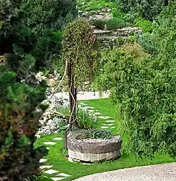 Puits devenu décoratif du Jardin des plantes de Paris.