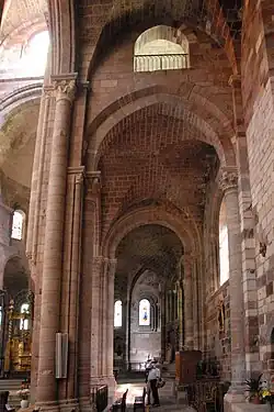 Entrée du déambulatoire (sud) - début du cycle sculpté.