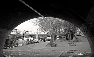 Le port de la Tournelle vu depuis le pont éponyme en direction du pont de Sully.