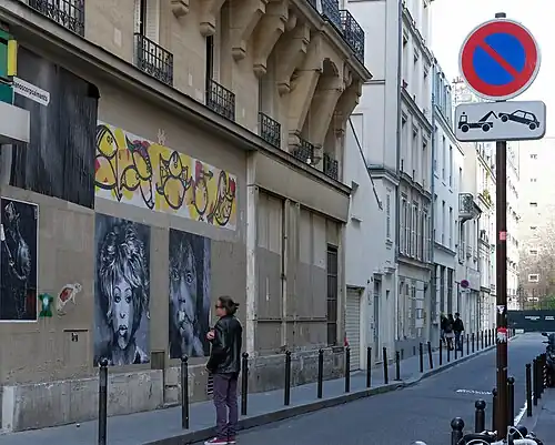 Femme contemplant des graffitis.