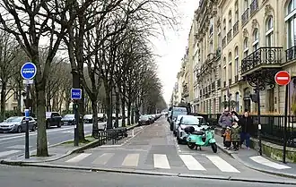 Une contre-allée de l'avenue.