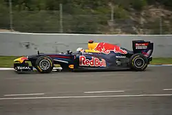 Monoplace bleu foncé et jaune, vue de profil.