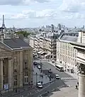 Rue Soufflot vue depuis le Panthéon ; à gauche la mairie du 5e&nbsp;arrondissement.