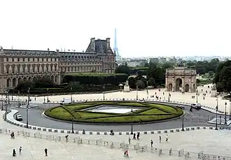 Vue de la place en direction du sud-ouest.