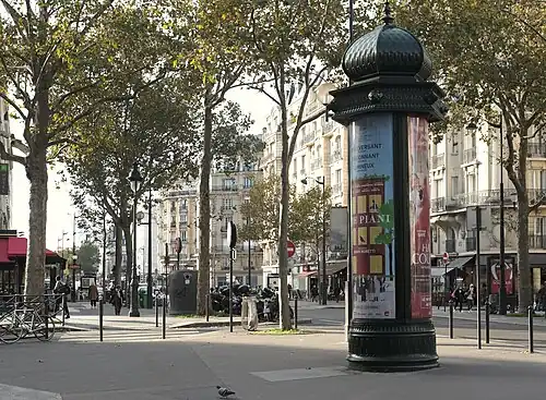 Colonne Morris à proximité de la gare de Lyon.