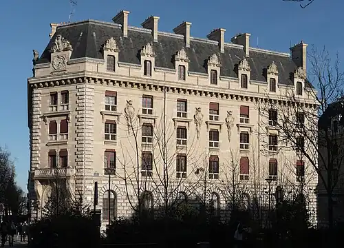 Caserne des Célestins à l'angle de la rue et du boulevard Henri-IV.
