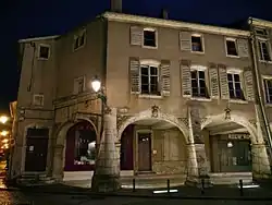 Maison Renaissance, au numéro 32.