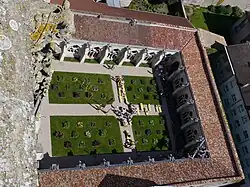 Le cloître de la cathédrale depuis la tour Sud.