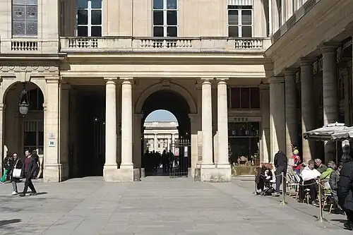 Entrée du Palais Royal sur la place Colette.
