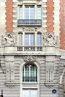 No&nbsp;2 : détail de la façade.