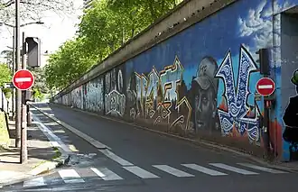 Une sortie du boulevard vers la rue des Peupliers.