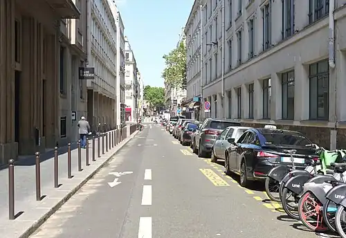 La rue Traversière entre la rue de Bercy et l'avenue Daumesnil (en arrière-plan) ; à gauche le théâtre Traversière.