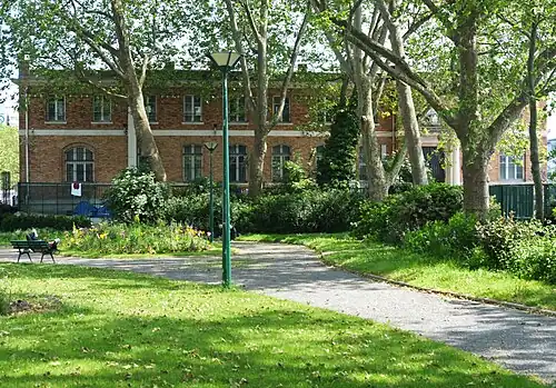 Le square vu en direction de la morgue.