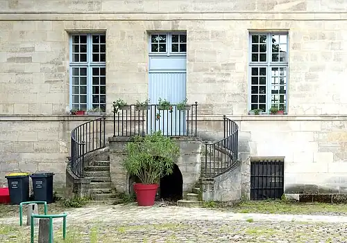 La maison du Fontainier (façade). On distingue bien les appartements du fontainier, accessibles par l'escalier, des ouvrages techniques de l'aqueduc en semi sous-sol.