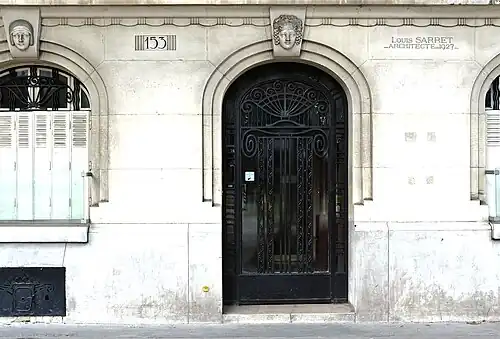 Entrée de l'immeuble n°153 construit en 1927 par l'architecte Louis Sarret.